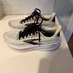 Women’s Brooks tennis shoes size 8